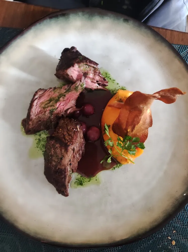 Boeuf Black Angus Velours de Patates Douces Chips de Racine Et Réduction de Raisin Crimson